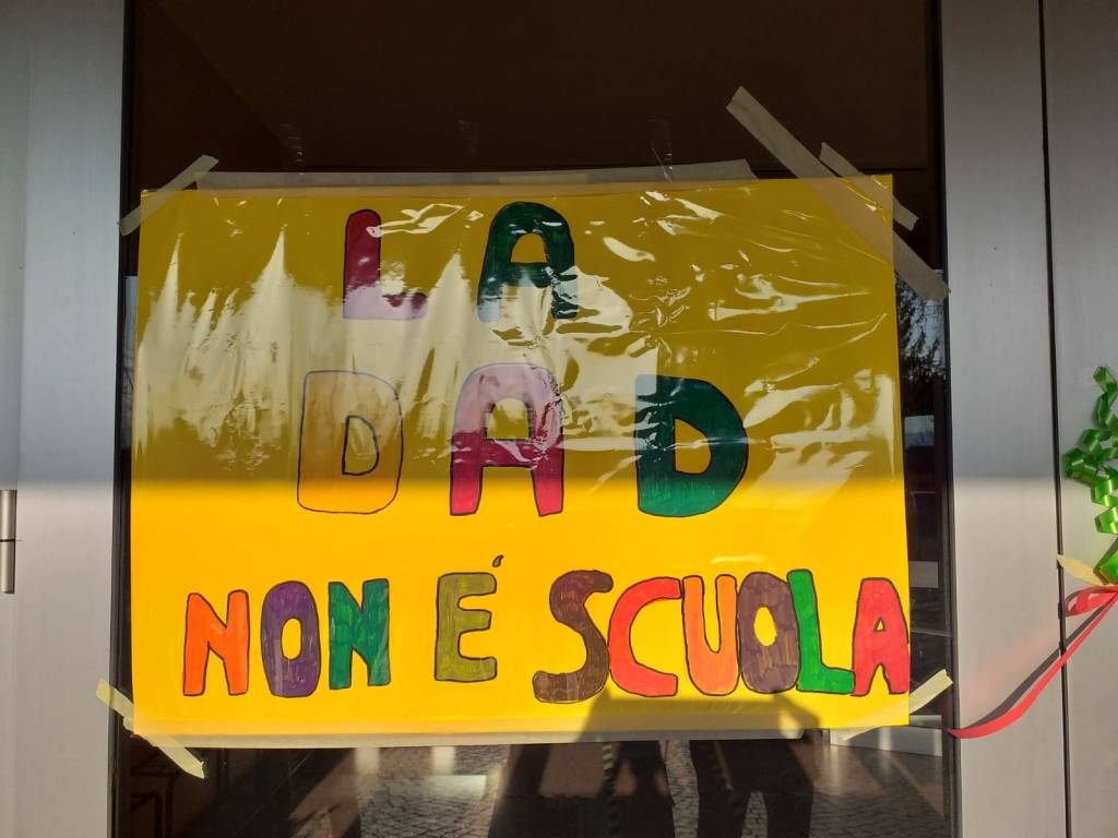 A Travedona Monate la protesta contro la didattica a distanza