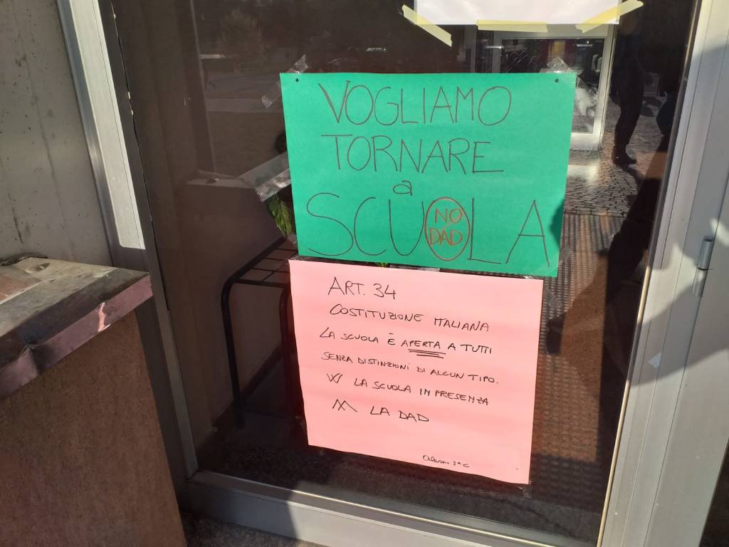A Travedona Monate la protesta contro la didattica a distanza