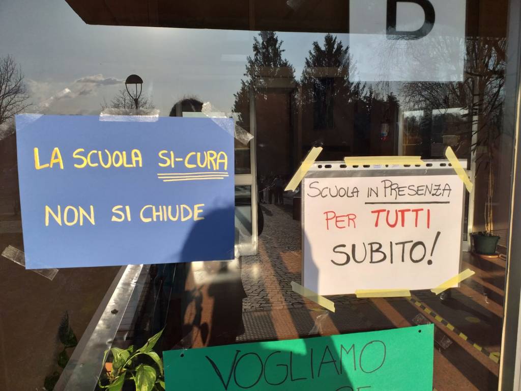 A Travedona Monate la protesta contro la didattica a distanza