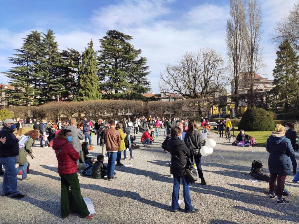 A Varese la manifestazione contro la chiusura delle scuole