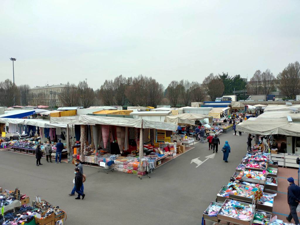 Al mercato di Saronno tra i dubbi e le incertezze degli ambulanti 