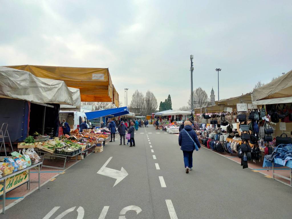 Al mercato di Saronno tra i dubbi e le incertezze degli ambulanti 