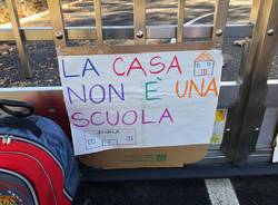 Alla scuola Manzoni la protesta dei genitori contro la DAD