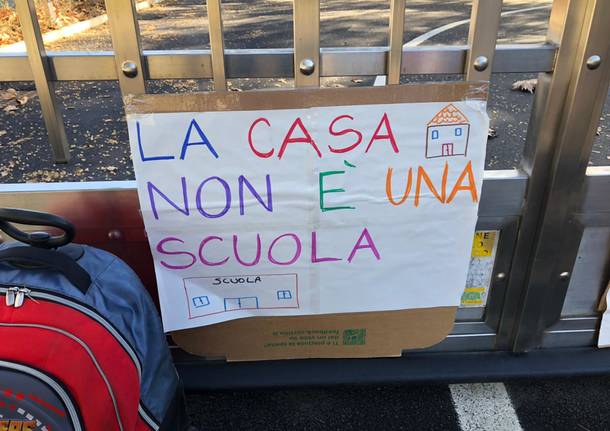 Alla scuola Manzoni la protesta dei genitori contro la DAD