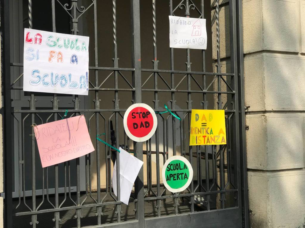Alla scuola Mazzini di Cislago cartelli e disegni contro la didattica a distanza