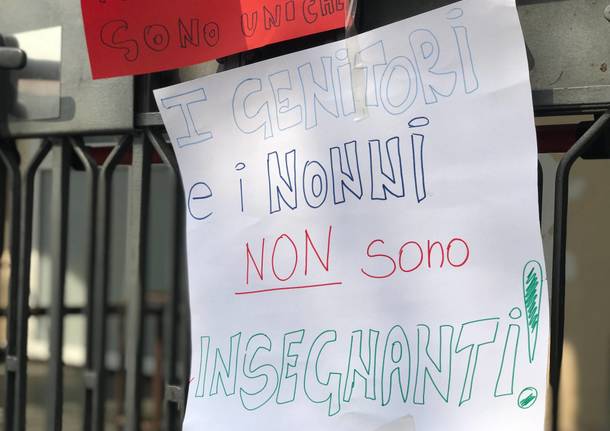 Alla scuola Mazzini di Cislago cartelli e disegni contro la didattica a distanza