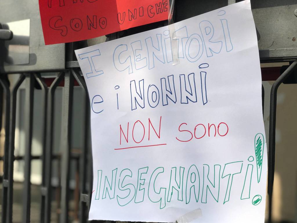 Alla scuola Mazzini di Cislago cartelli e disegni contro la didattica a distanza