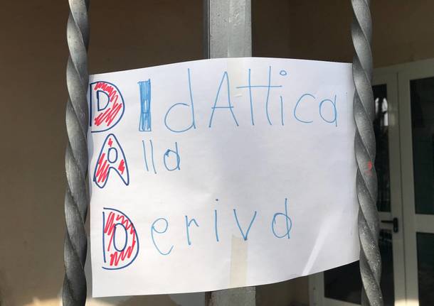 Alla scuola Mazzini di Cislago cartelli e disegni contro la didattica a distanza