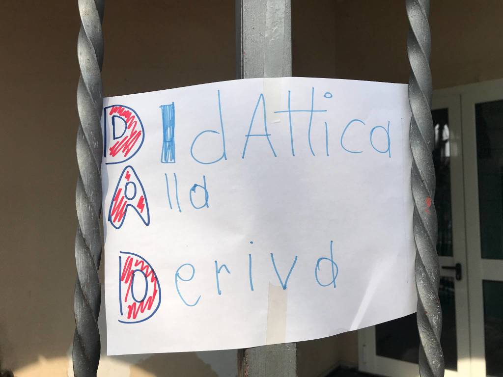 Alla scuola Mazzini di Cislago cartelli e disegni contro la didattica a distanza
