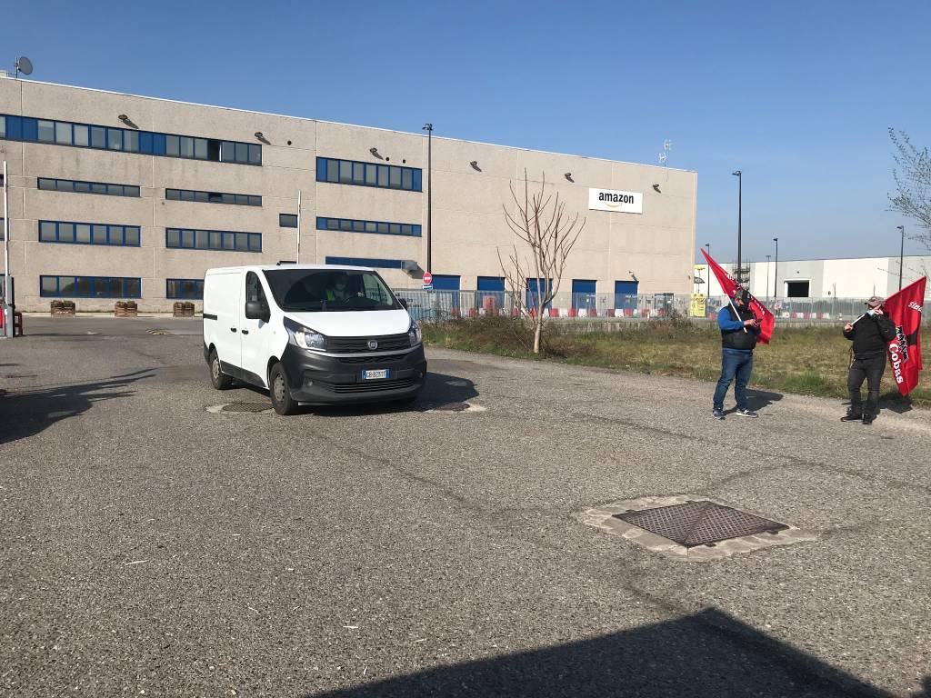 Amazon, sciopero di logistica e trasporti: "Chiediamo che vengano assicurati i nostri diritti"