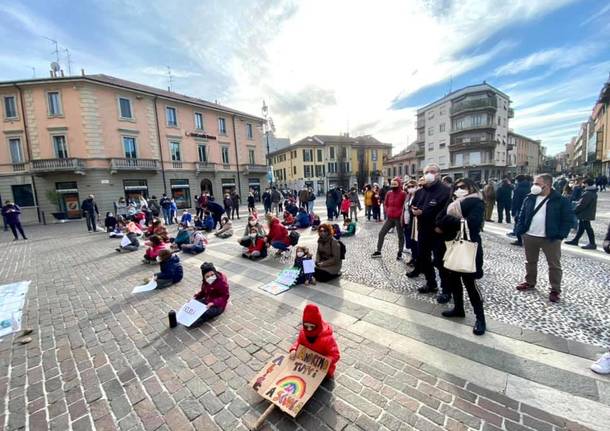 Anche a Saronno genitori e studenti in piazza contro la Dad: "La scuola funziona solo se aperta"