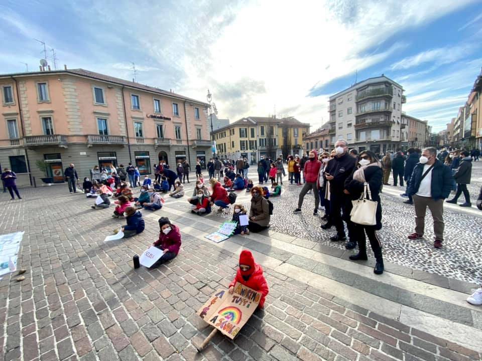 Anche a Saronno genitori e studenti in piazza contro la Dad: "La scuola funziona solo se aperta"