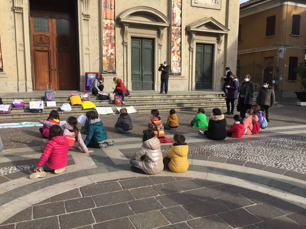 Anche a Saronno genitori e studenti in piazza contro la Dad: "La scuola funziona solo se aperta"