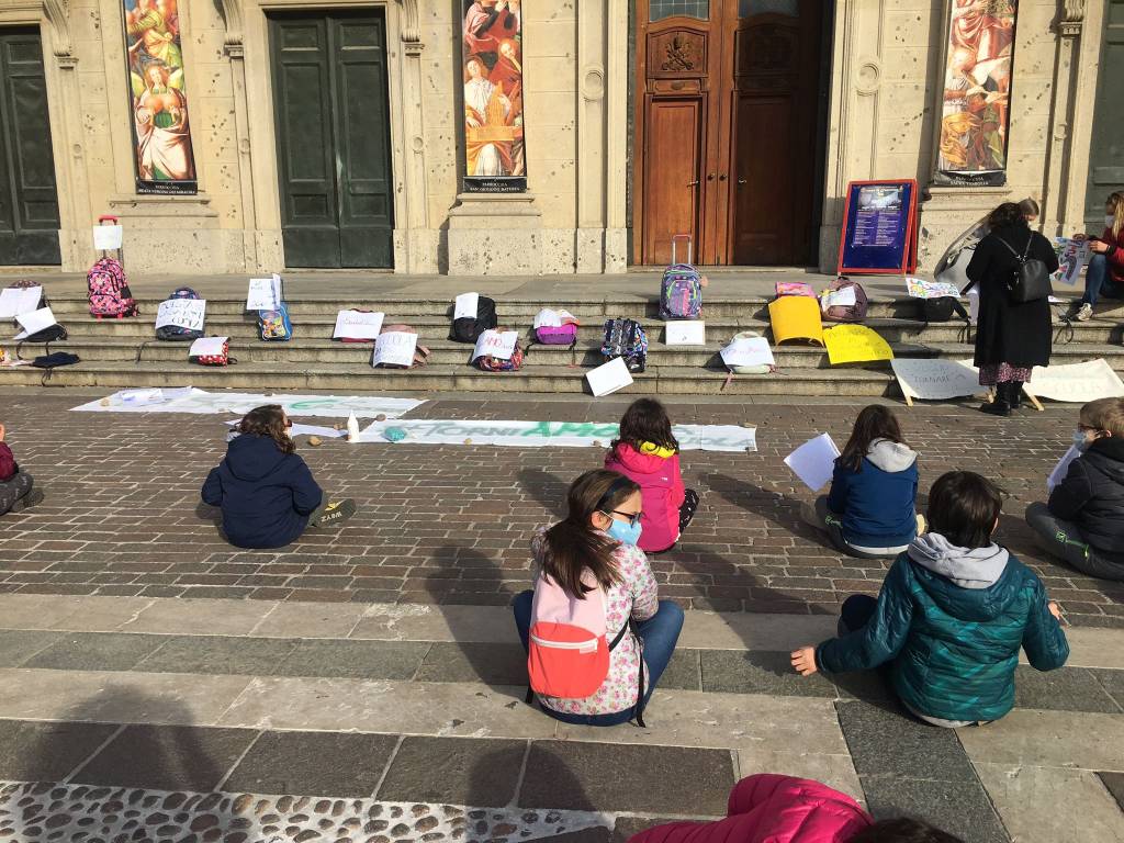 Anche a Saronno genitori e studenti in piazza contro la Dad: "La scuola funziona solo se aperta"