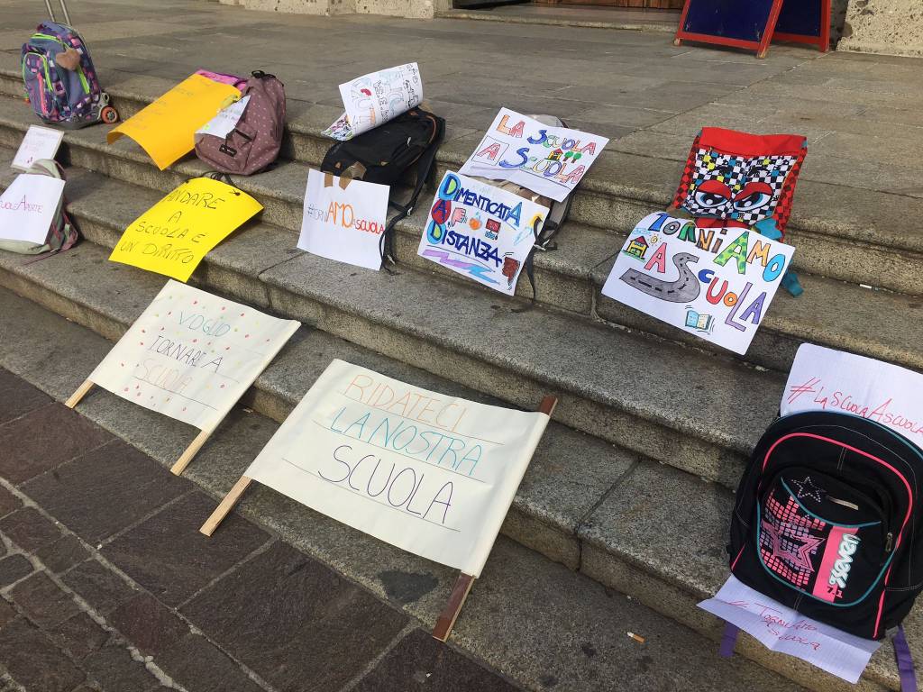 Anche a Saronno genitori e studenti in piazza contro la Dad: "La scuola funziona solo se aperta"