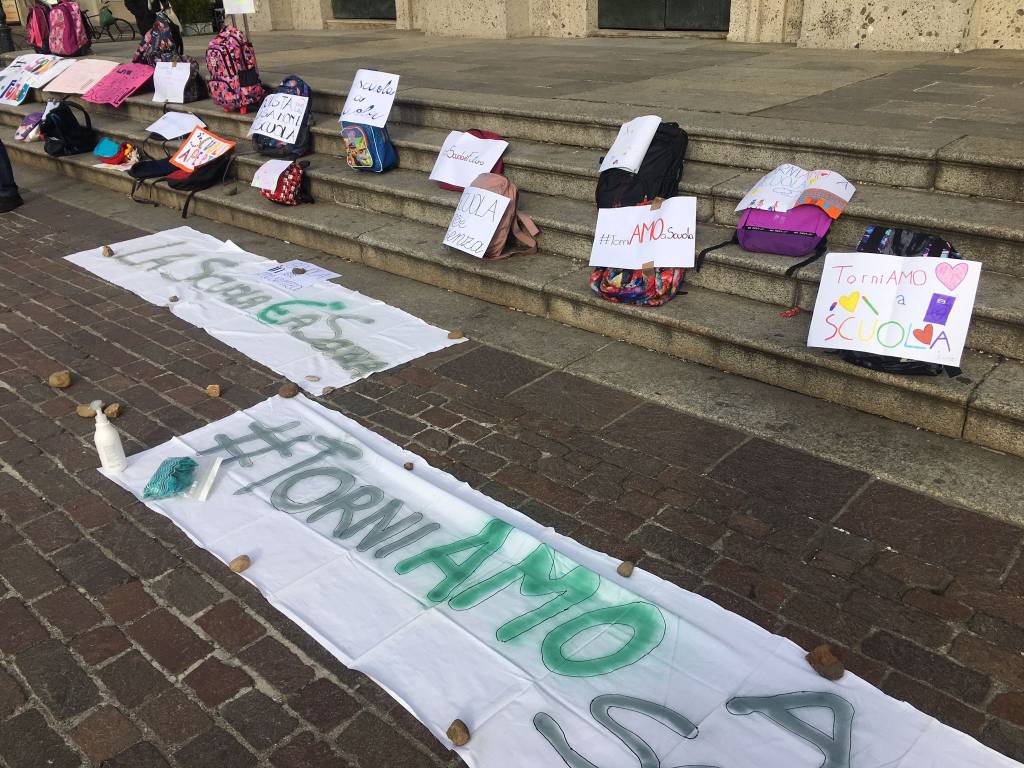 Anche a Saronno genitori e studenti in piazza contro la Dad: "La scuola funziona solo se aperta"