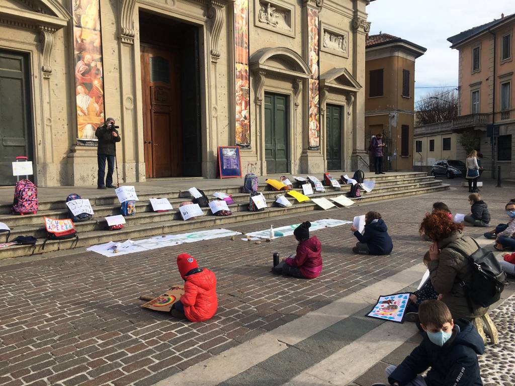 Anche a Saronno genitori e studenti in piazza contro la Dad: "La scuola funziona solo se aperta"