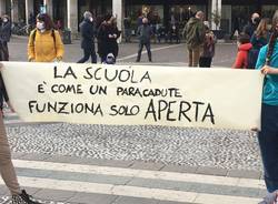 Anche a Saronno genitori e studenti in piazza contro la Dad: "La scuola funziona solo se aperta"