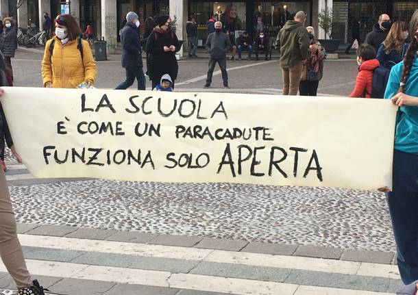 Anche a Saronno genitori e studenti in piazza contro la Dad: "La scuola funziona solo se aperta"