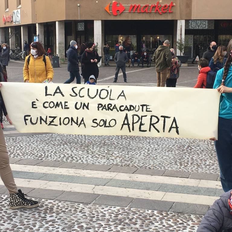 Anche a Saronno genitori e studenti in piazza contro la Dad: "La scuola funziona solo se aperta"