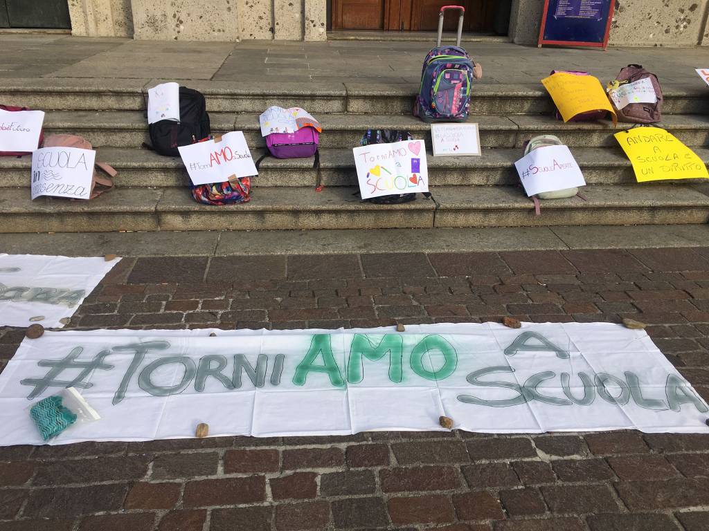 Anche a Saronno genitori e studenti in piazza contro la Dad: "La scuola funziona solo se aperta"