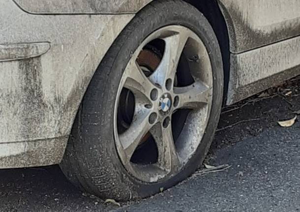 auto abbandonata sul Sempione a Legnano