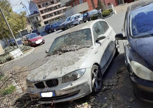 auto abbandonata sul Sempione a Legnano