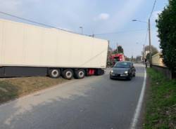 Autoarticolato uscito di strada a Olgiate Olona