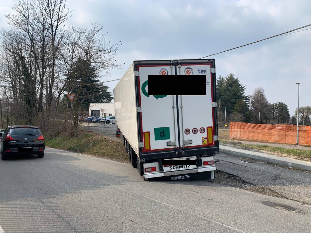 Autoarticolato uscito di strada a Olgiate Olona