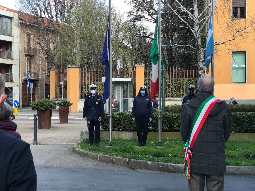 Bandiere a mezz'asta e minuto di silenzio. Saronno omaggia le vittime del Covid 