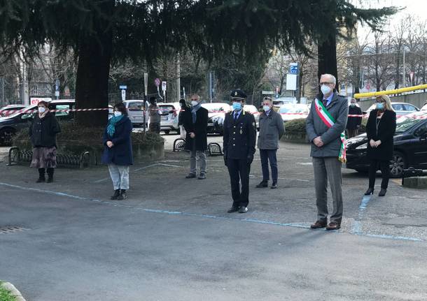 Bandiere a mezz’asta e minuto di silenzio. Saronno omaggia le vittime del Covid