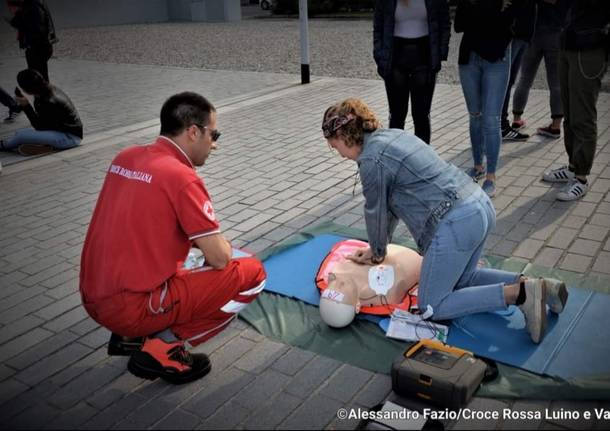 La campagna per i defibrillatori della Croce rossa di Luino