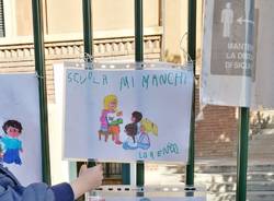 I disegni dei bambini sui cancelli delle scuole di Malnate