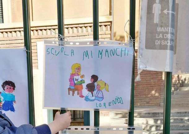 I disegni dei bambini sui cancelli delle scuole di Malnate