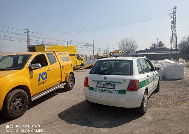Cislago: in via Mattei la Polizia locale fa sgomberare un autocarro abbandonato