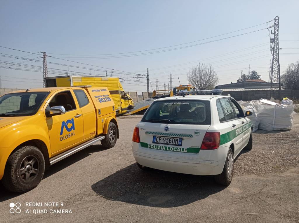 Cislago: in via Mattei la Polizia locale fa sgomberare un autocarro abbandonato