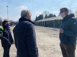 Continua il montaggio delle strutture per il punto vaccinale a Schiranna, Varese