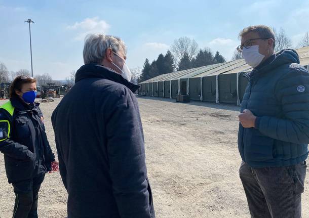 Continua il montaggio delle strutture per il punto vaccinale a Schiranna, Varese