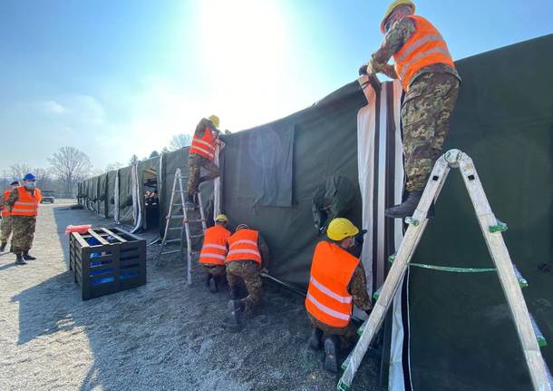 Continua il montaggio delle strutture per il punto vaccinale a Schiranna, Varese