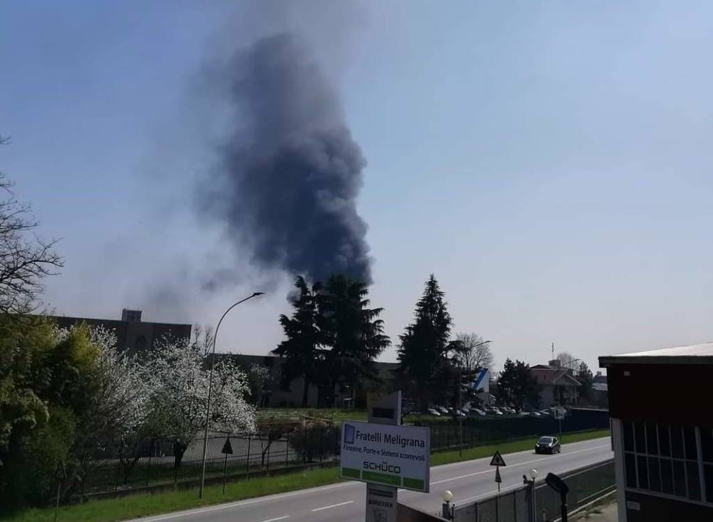 Fiamme e fumo a Caronno Pertusella, a fuoco un autobus