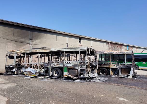 Fiamme e fumo a Caronno Pertusella, a fuoco un autobus