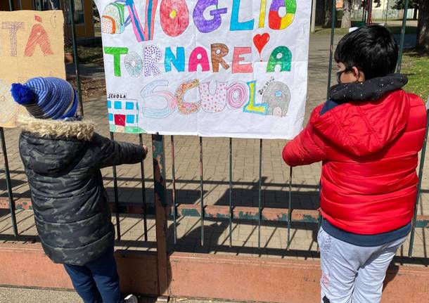 Flash mob davanti alle scuole Alighieri a Rescaldina