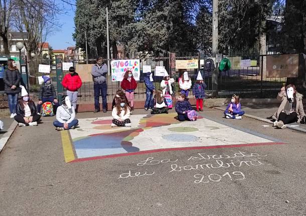 Flash mob davanti alle scuole Alighieri a Rescaldina