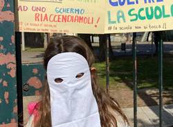 Flash mob davanti alle scuole Alighieri a Rescaldina