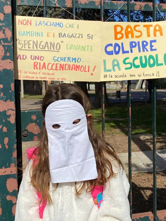 Flash mob davanti alle scuole Alighieri a Rescaldina