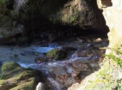 Frana sul torrente Tinella, cento metri cubi di roccia caduti al Ponte del diavolo di Casciago