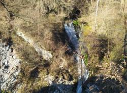 Frana sul torrente Tinella, cento metri cubi di roccia caduti al Ponte del diavolo di Casciago