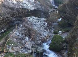 Frana sul torrente Tinella, cento metri cubi di roccia caduti al Ponte del diavolo di Casciago