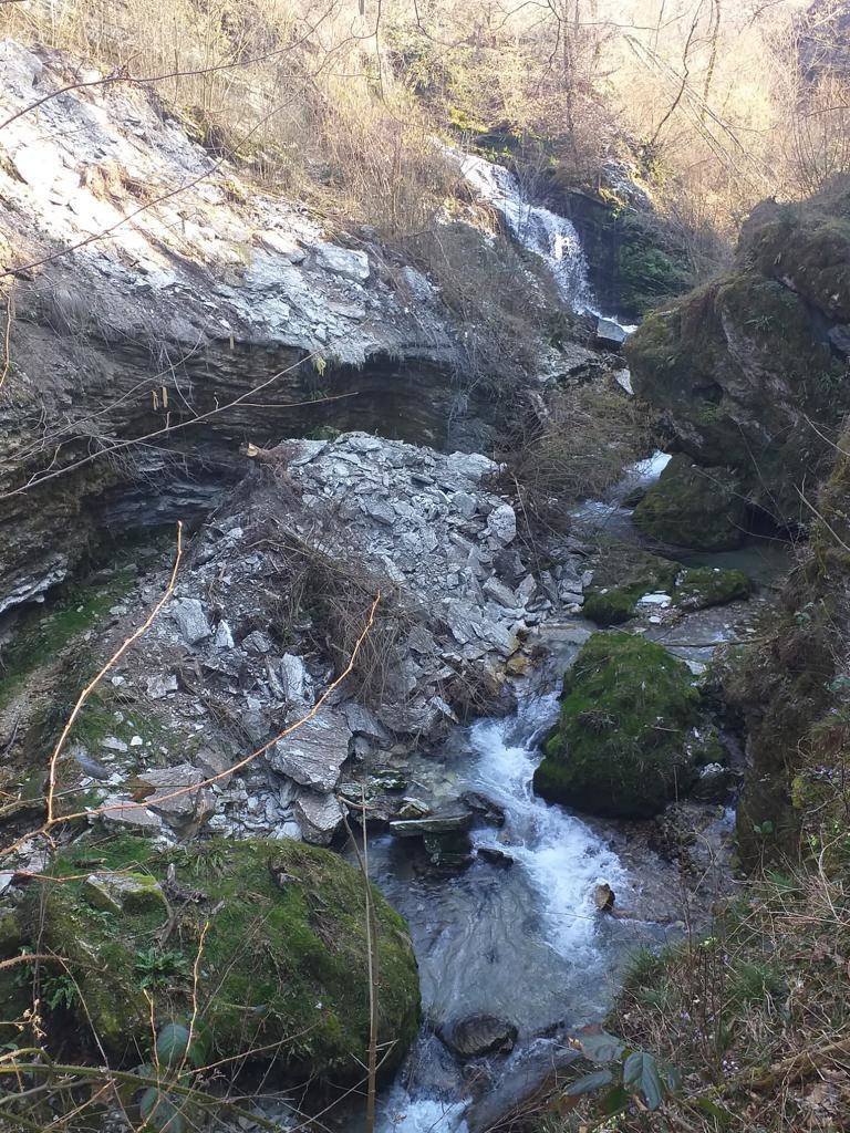 Frana sul torrente Tinella, cento metri cubi di roccia caduti al Ponte del diavolo di Casciago