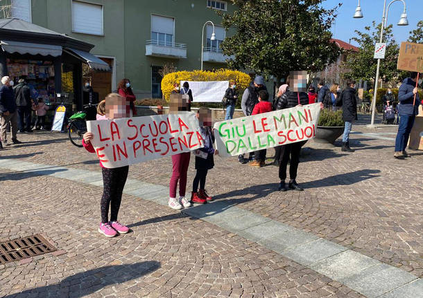 Genitori e bambini in piazza contro la chiusura della scuola a Rescaldina